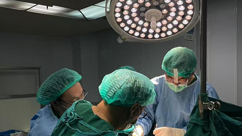 無影燈下:照亮生命奇跡的"人造太陽"